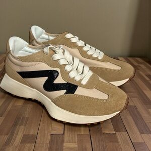 🎄🎁Steve Madden Campo Tan and Black Sneakers